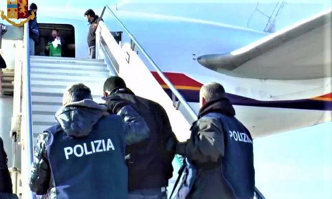 clandestini in aereo (2)