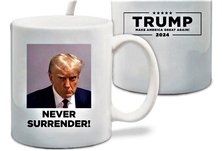 La foto segnaletica di Donald Trump è già un gadget stampata su tazze e magliette