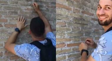 Sfregiò il Colosseo: “Voglio pagare, ma nessuno mi dà l’Iban”