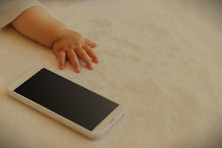 bambino cellulare