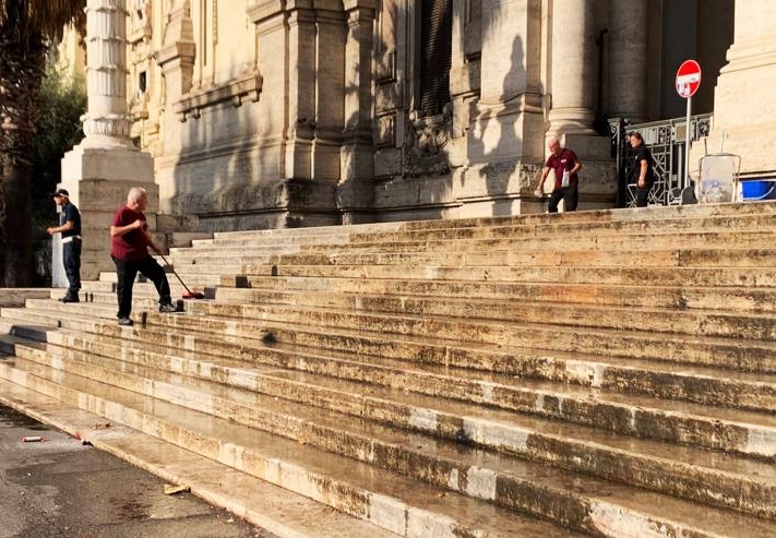“Fridays for future”? Ecco il futuro che ci aspetta con i gretini di sinistra imbrattatori