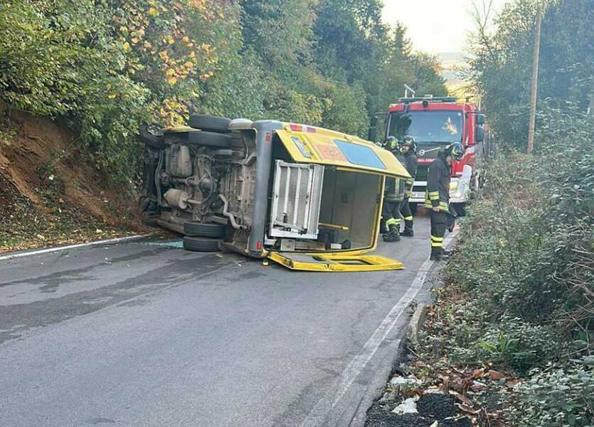 Incidente choc a Rocca di Papa, lo scuolabus rischia di cappottare. Feriti 3 bambini