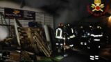 San Giovanni, falegnameria in fiamme a ridosso di un palazzo: evacuate 40 persone
