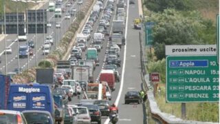 Roma, incidente sul Grande Raccordo Anulare tra 3 auto: 2 feriti, traffico paralizzato