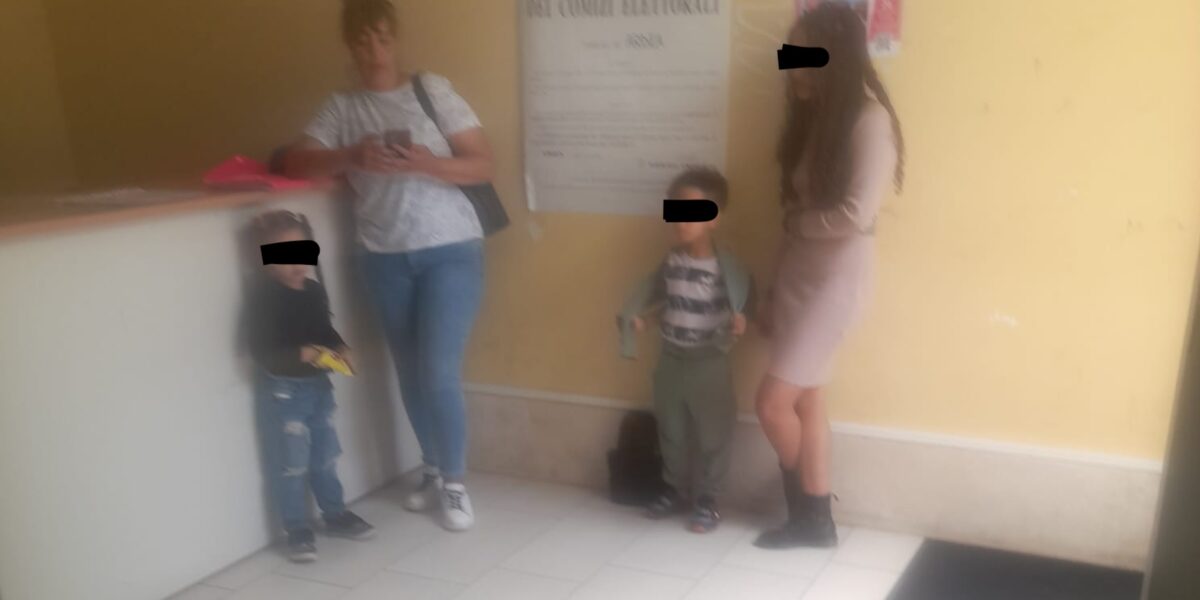 Ardea, donna madre di 3 figli piccoli protesta per chiedere una casa