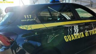 Froda 32 milioni e li trasferisce in Cina: arrestato l’imprenditore dei “negozi fantasma” alle porte di Roma