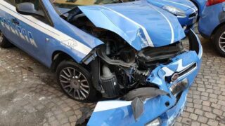 Roma, non si fermano all’alt, folle fuga sulla Tiburtina: 2 rom speronano l’auto della polizia e una Smart, ferito agente
