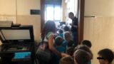 Ostia, i bimbi dell’asilo a sorpresa in Commissariato: ‘Noi siamo dalla parte della legalità’