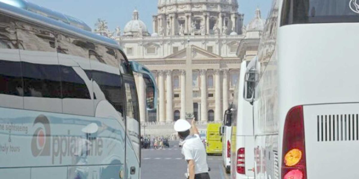 Piazza San Pietro e 3 bus turistici lungo via della Conciliazione