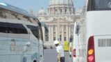 Roma, stretta sui bus turistici: solo soste veloci e controlli a raffica. Calano i parcheggi
