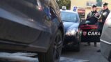 Roma, ‘Mi hai tamponato, dammi i soldi’: prima tenta l’estorsione, poi la fuga e l’inseguimento