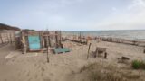 Capocotta, in spiaggia spunta una casetta abusiva vista mare con pannello solare