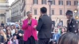 Fiorello e The Kolors, concerto a sorpresa a Roma: dopo 30 anni torna in piazza il karaoke dello showman