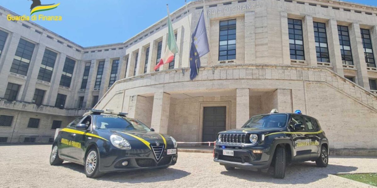 Latina, Agenzia delle Entrate abusiva, foto della Guardia di Finanza