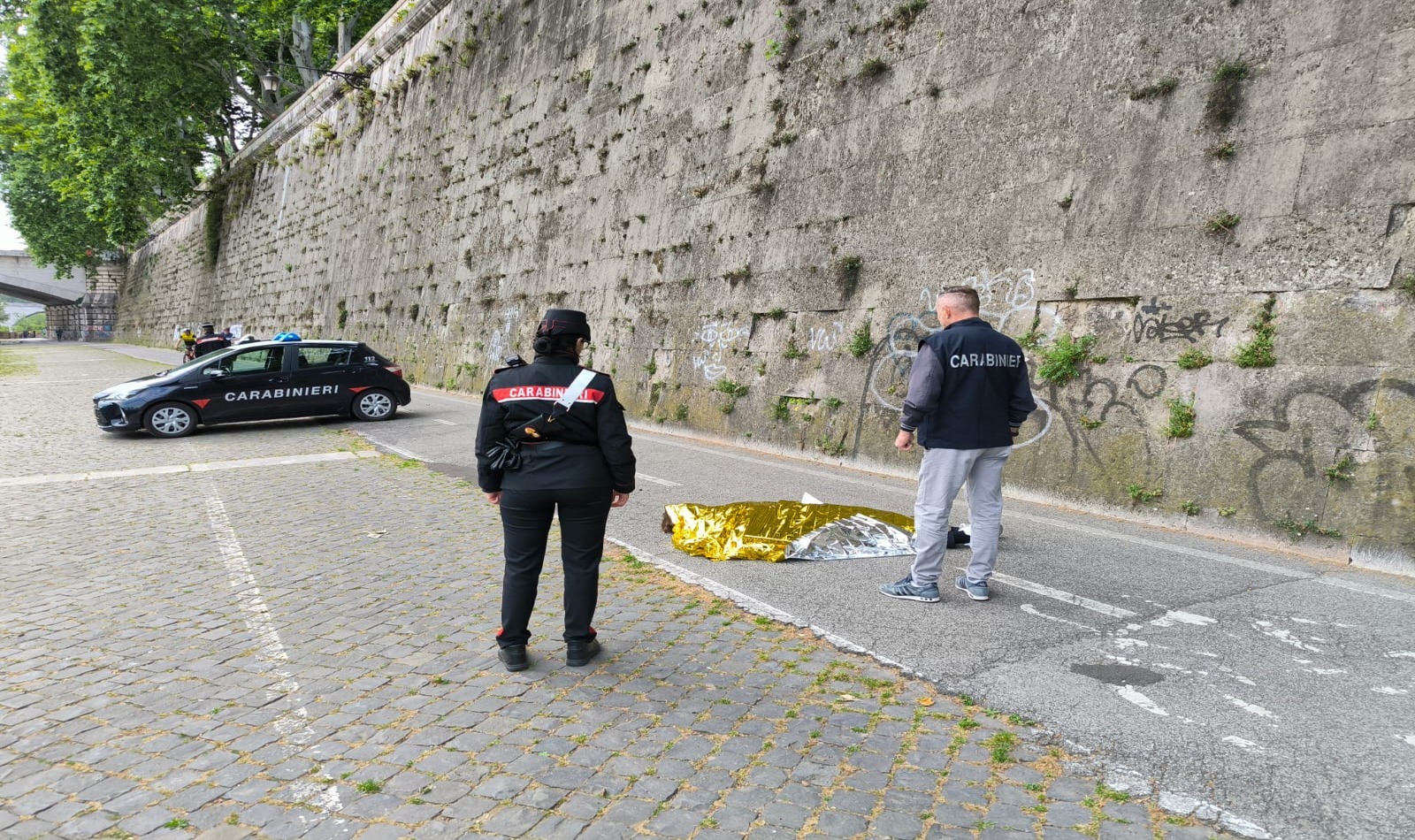 Turista trovato morto sulla banchina del Tevere