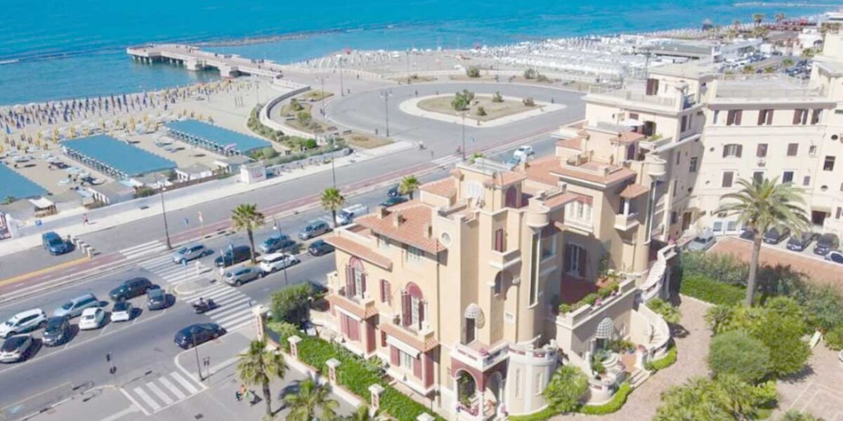 Ostia, la piazza principale ed uno scorcio degli stabilimenti