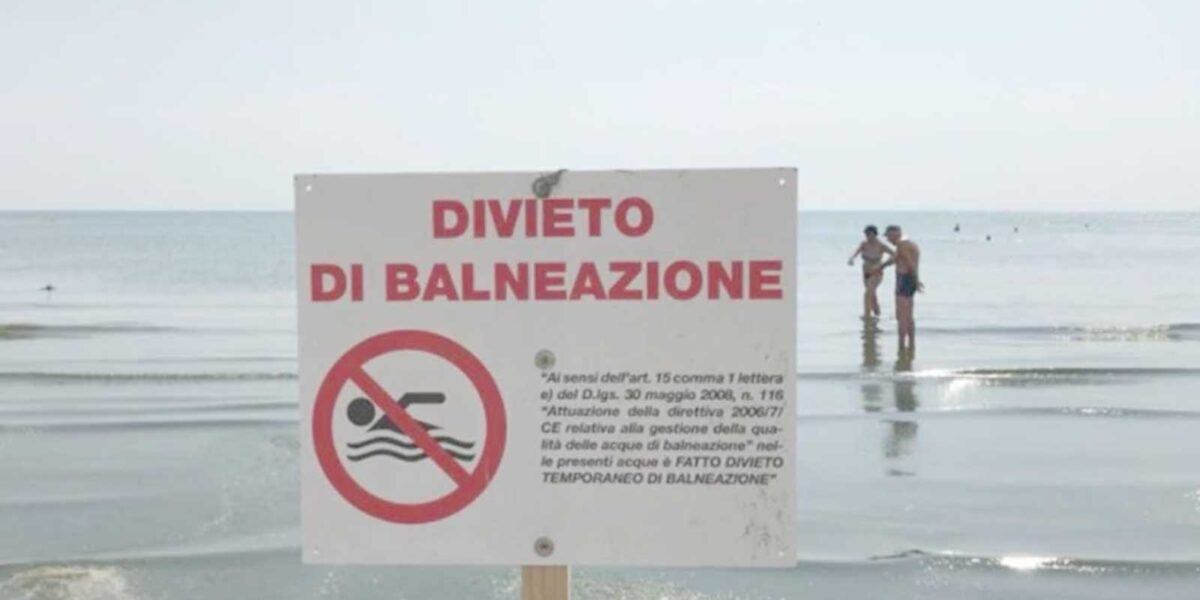 Un cartello con divieto di balneazione tra Pomezia e Ardea