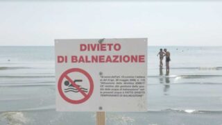 Mare (non sempre) pulito: Ostia, Torvaianica, Ardea e Fiumicino, ecco i punti dove è pericoloso fare il bagno