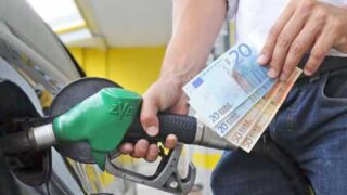Benzina e diesel, accise ridotte fino al 1° maggio: la decisione del governo Meloni