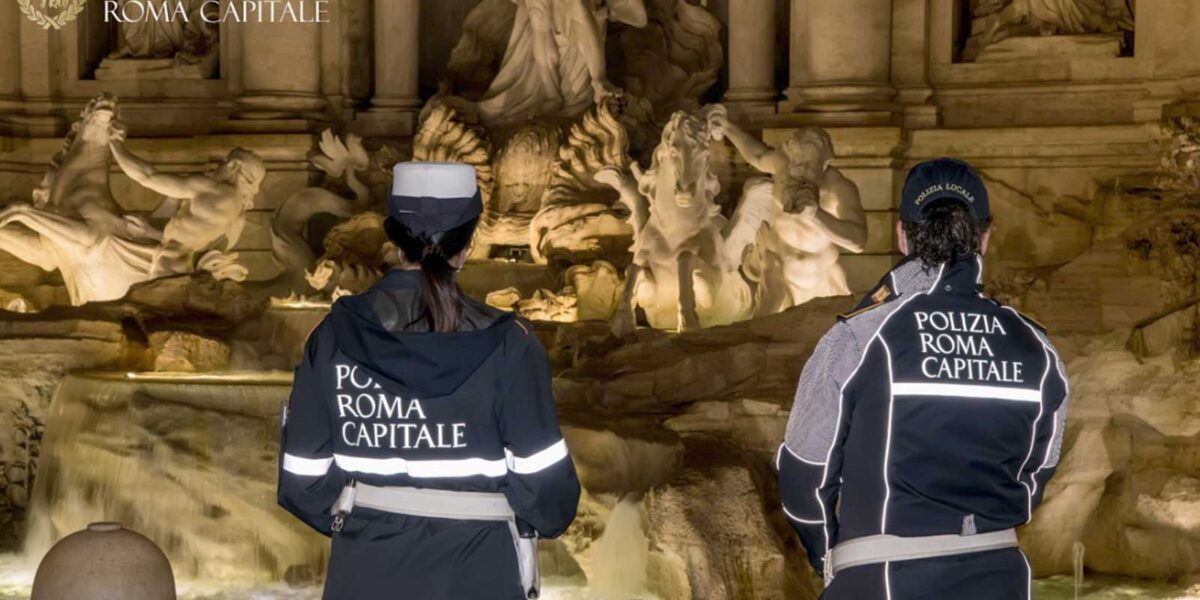 La fontana di Trevi, foto generica con la Polizia Locale di Roma Capitale