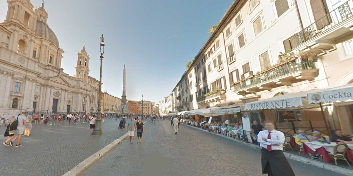 Roma, tavolini all'aperto in piazza Navona.Fotto Google Maps elaborata in 3d con Intelligenza artificiale