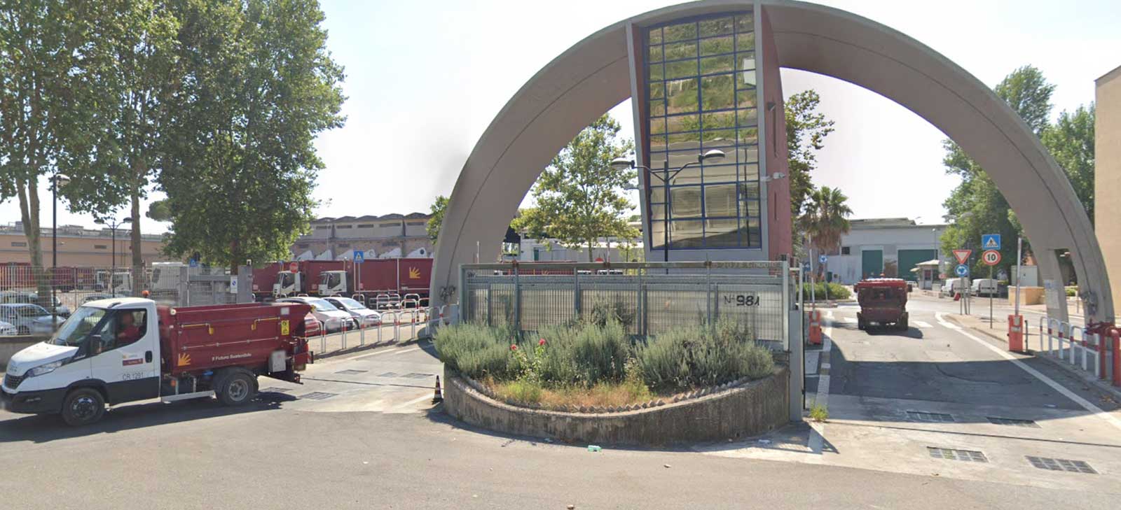 L'ingresso del centro Ama di Roma su via Salaria, foto Google Maps