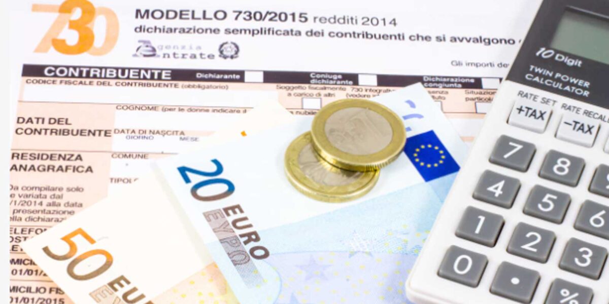 Un modello 730 con calcolatrice e soldi, foto generica