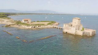 Torre Astura, parte la stagione: date, orari e regole per visitare la spiaggia più segreta del Lazio