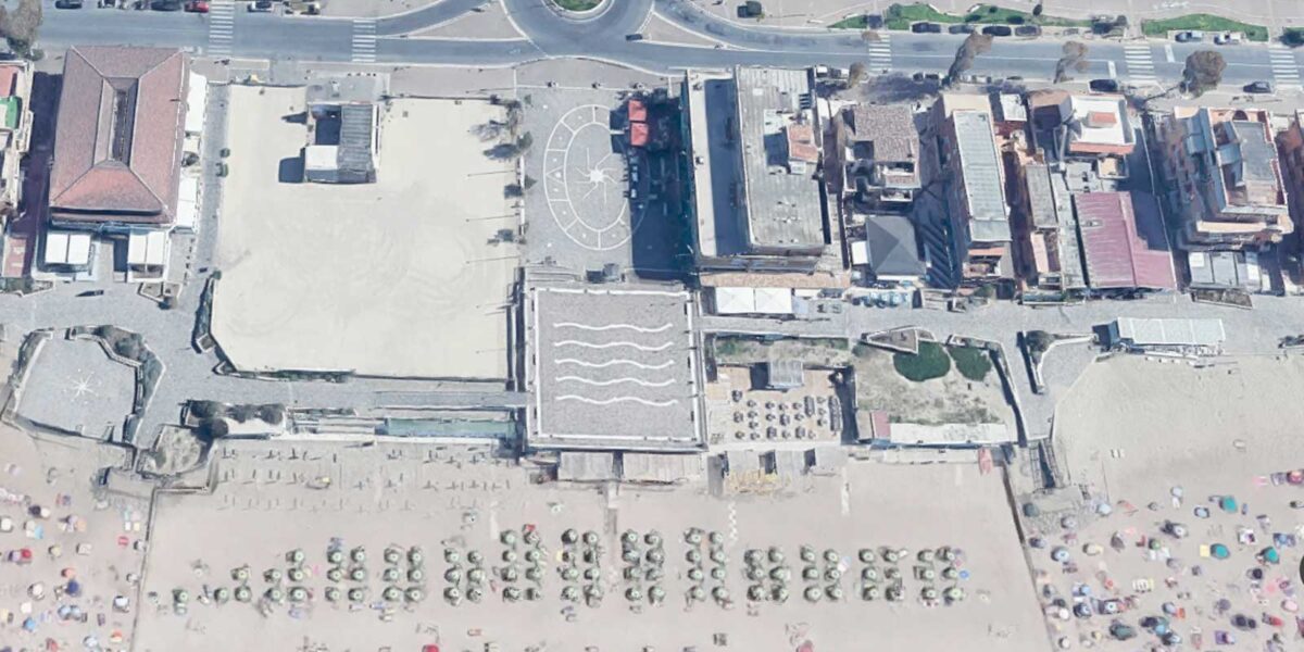 Il belvedere di Torvaianica, a Pomezia, piazza Ungheria, foto Google Maps elaborata con Intelligenza Artificiale