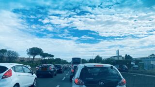 Pontina, incidente mortale: si schianta con la moto, deceduto 48enne. Strada chiusa