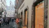 Ultima Generazione, blitz in via Condotti a Roma: negozi di lusso ricoperti di arancione