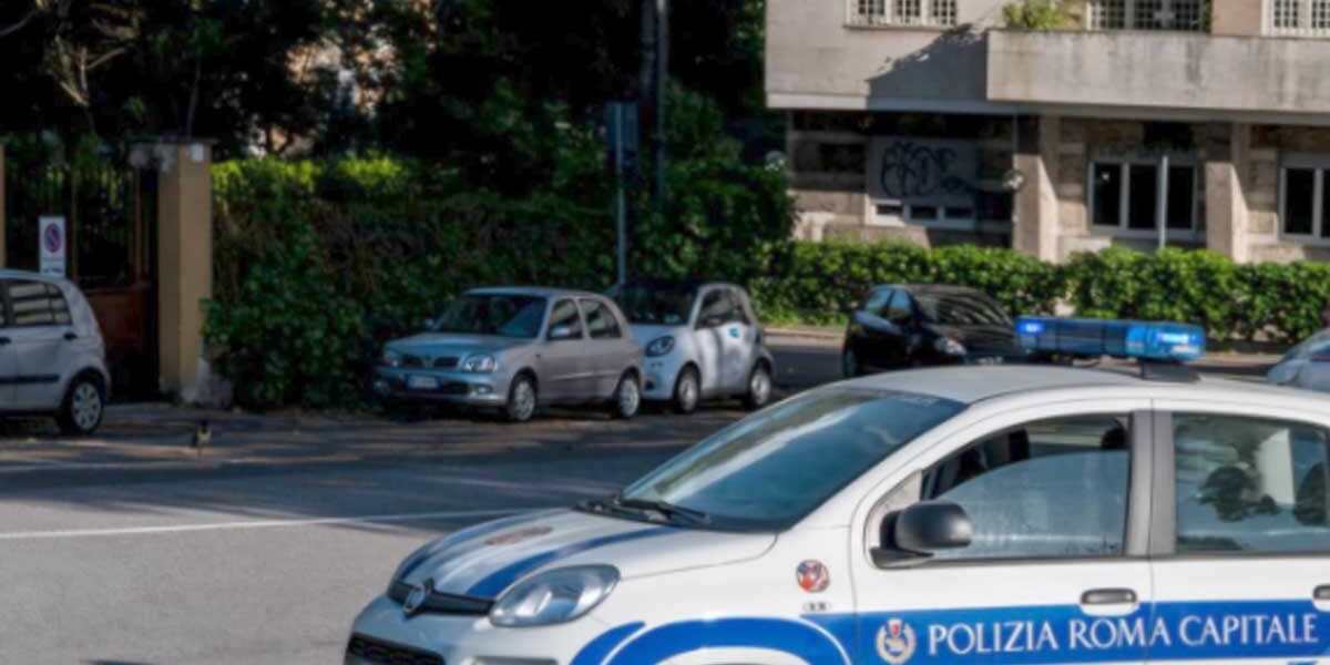 Polizia Locale davanti al V° Municipio di Roma