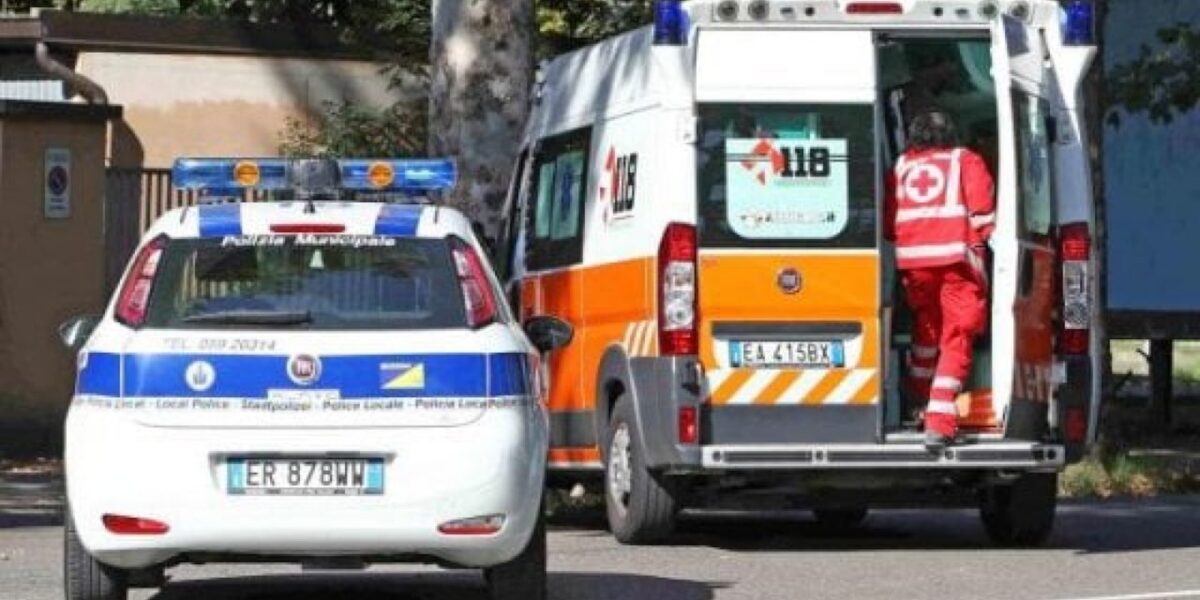 Ambulanza e polizia locale per incidente