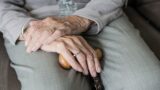 Ostia, paziente oncologica derubata della pensione. La raccolta fondi per aiutarla: ‘Maria ha bisogno di noi’