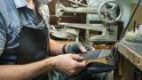 Dalla Calabria torna nella ‘sua’ Ostia per fare il calzolaio: ‘Era il lavoro di nonno’. La storia di Mauro