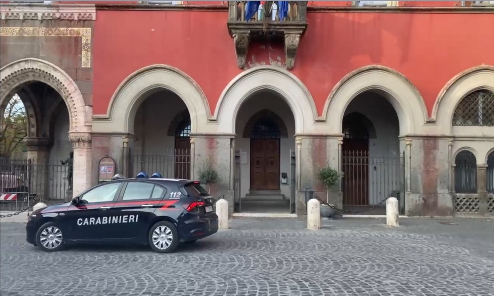 Carabinieri che eseguono ordinanze nel Comune di Campagnano di Roma