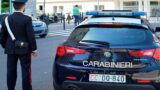 Roma, ferma con l’auto al semaforo viene afferrata per il collo e rapinata