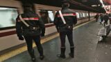Roma, tenta di accoltellare la guardia giurata in metro a San Giovanni