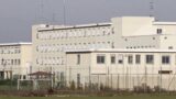 Panico nel carcere di Civitavecchia, detenuto aggredisce un poliziotto e tenta di strangolarlo