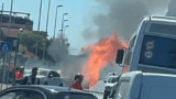 Ciampino: auto va a fuoco su strada, si blocca la viabilità su via dei Laghi