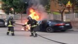 Aprilia, auto a fuoco mentre è in marcia (FOTO)
