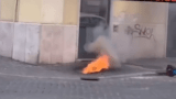 Roma, esplode un tombino: fiamme e fumo in strada (VIDEO)