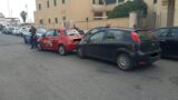 Ostia, per sfuggire al controllo travolge uno scooter e cerca di investire un poliziotto: inseguimento sul lungomare (FOTO)