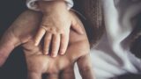 Bimba di un anno cade dall’auto in marcia, la mamma: ‘Vorrei trovare l’angelo che le ha permesso di diventare grande’