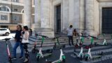 Monopattini selvaggi a Roma, il Comune non perdona: “Multe ai gestori”