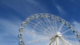 Ruota panoramica, a Ostia la polemica, a Fiumicino i fatti: dal 1° giugno arriva la ‘giostra’