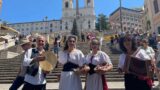 Nemi invade piazza di Spagna: flash mob con le “fragolare” per la sagra del 2 giugno