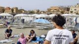 Ostia, la presa della battigia, la protesta infiamma: “Vogliamo le spiagge libere”