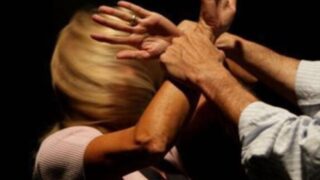 Roma, lite per gelosia degenera: 45enne picchia e accoltella la compagna, poi la rapina e tenta di investirla