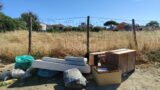 Litorale romano, rifiuti e discariche a pochi metri dalle spiagge: “E’ uno schifo”